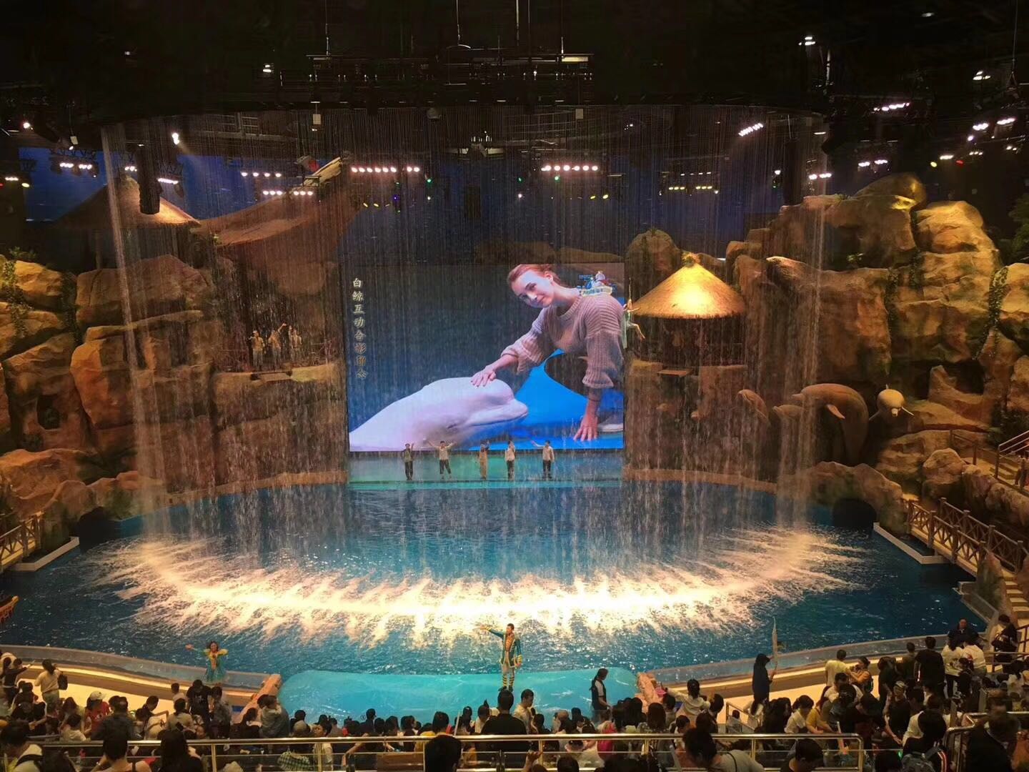 户外LED透明屏在广告市场的发展前景怎么